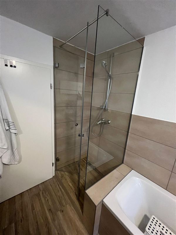Glas-Duschabtrennung mit Stabilisationsstange zur Wand