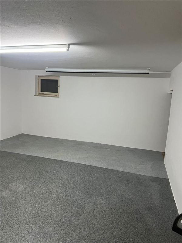 Frisch weiß gestrichener Raum mit neuem grauem Bodenbelag