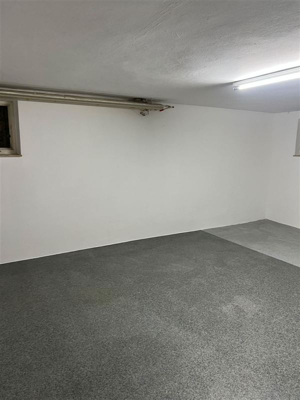 Weiß gestrichene Wand in einem renovierten Raum