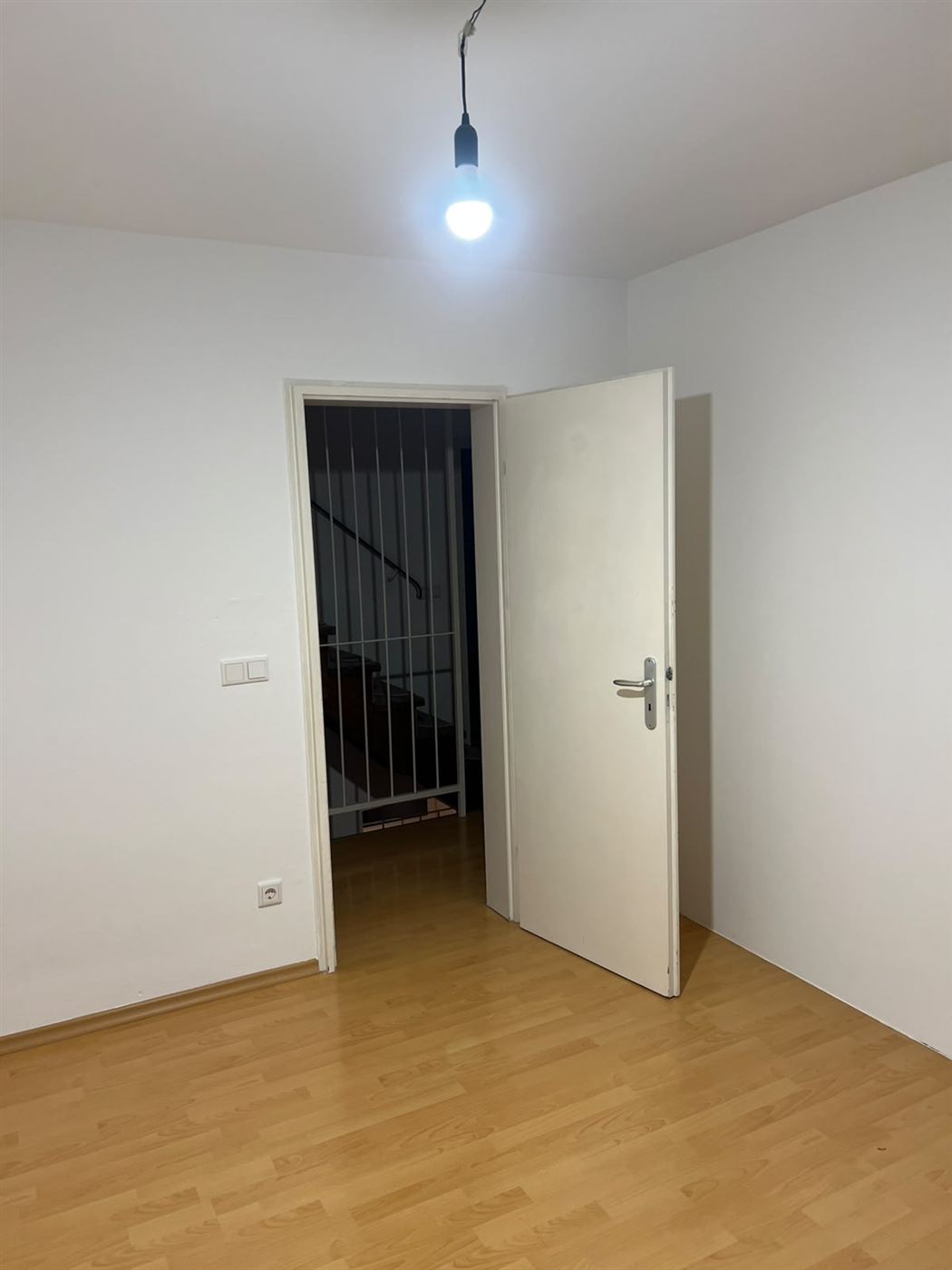 Weiße Zimmertür mit Zarge in einem frisch gestrichenen Raum mit Laminat